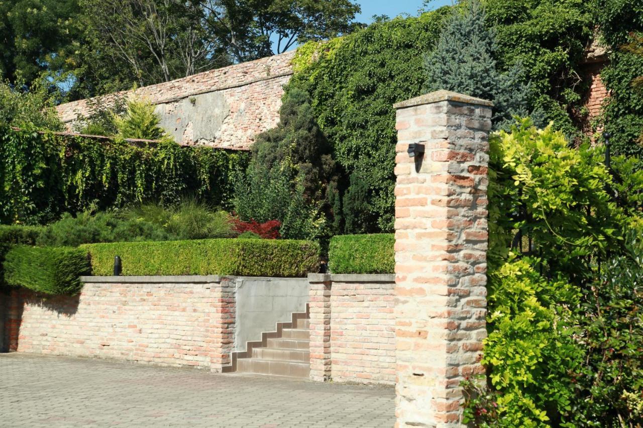 Hotel Dream Трнава Екстер'єр фото