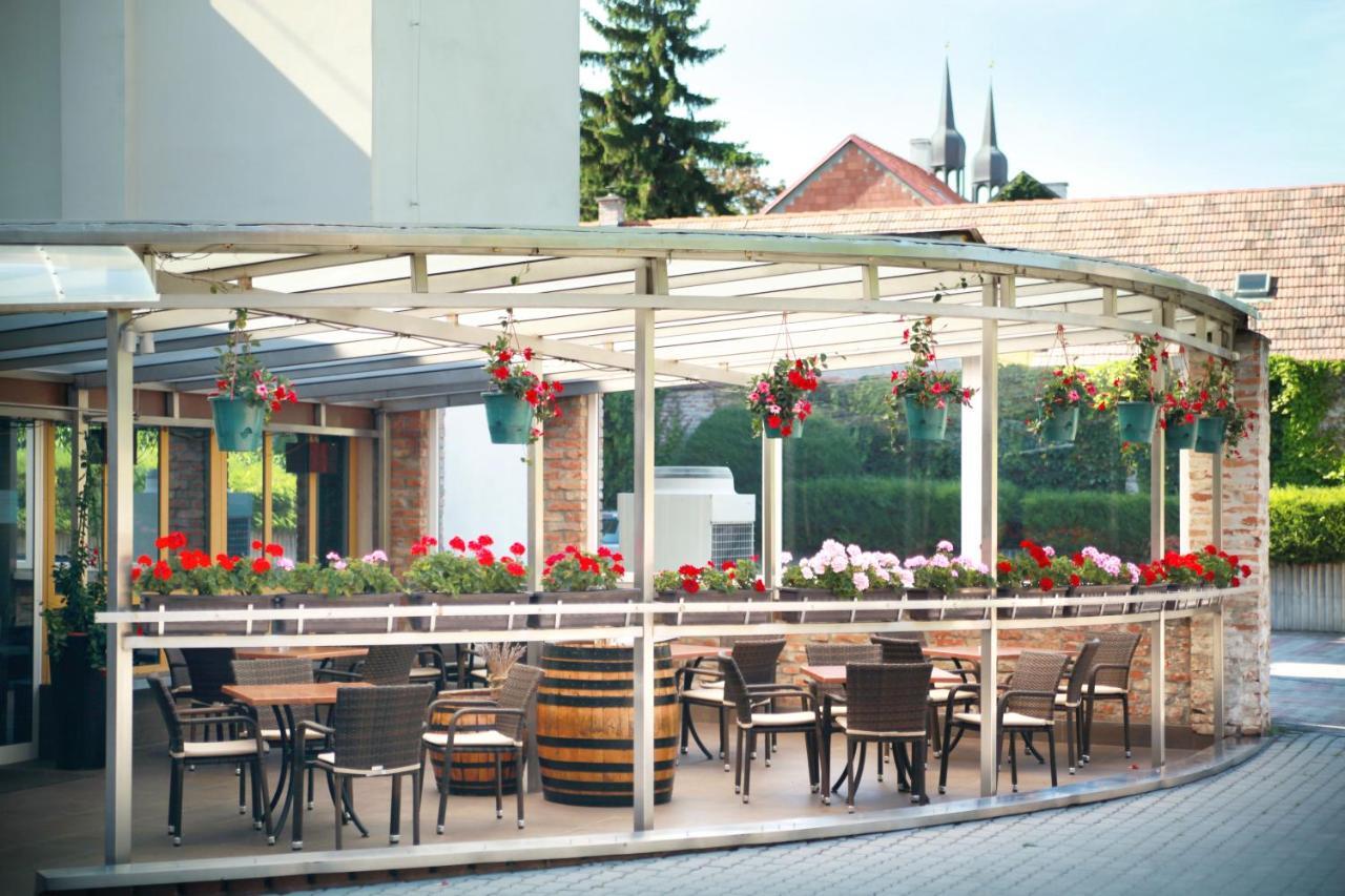 Hotel Dream Трнава Екстер'єр фото