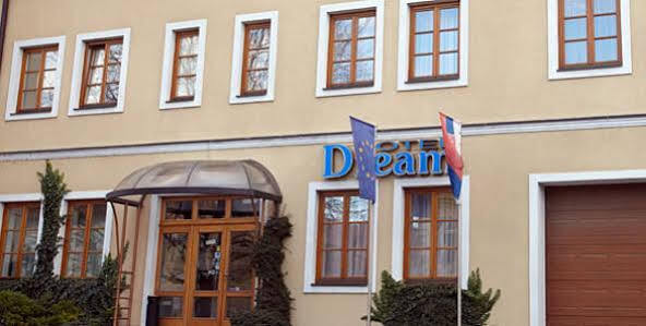 Hotel Dream Трнава Екстер'єр фото